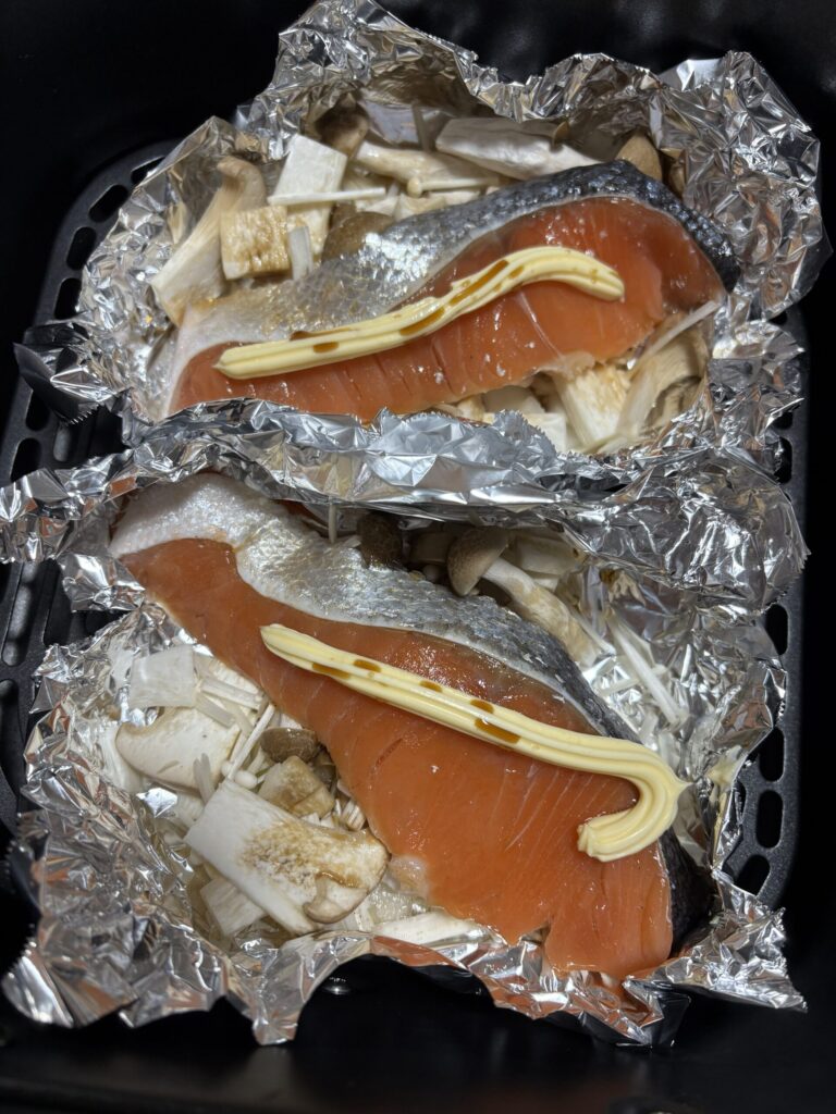 ノンフライヤーで鮭ときのこのホイル焼きを作っている写真