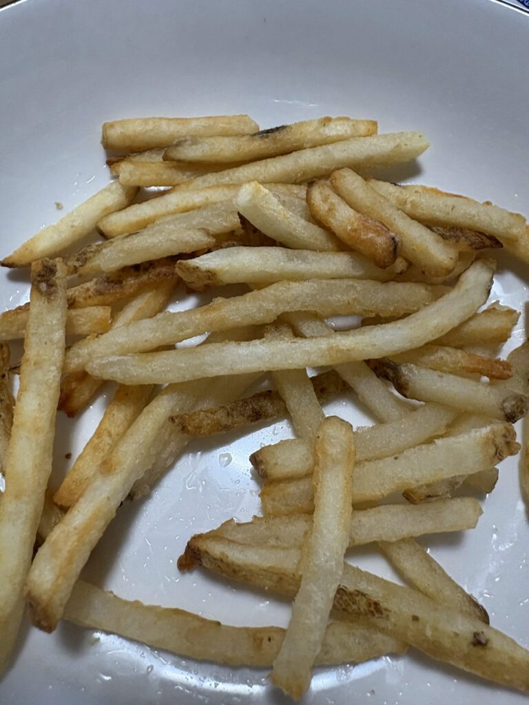 ノンフライヤーで冷凍ポテトを加熱した写真