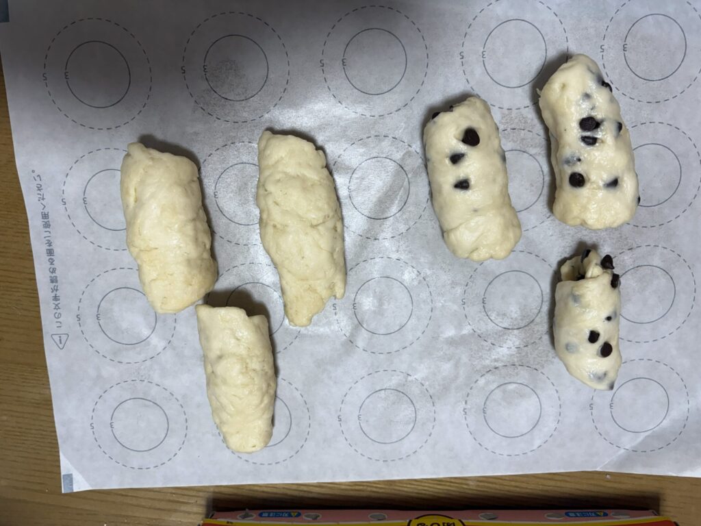 成形中のロールパン